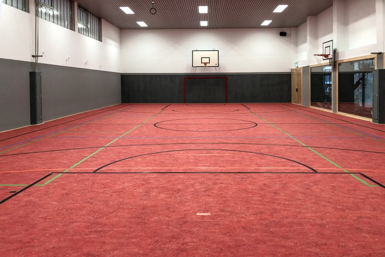 Fertigstellung des Oberbodenbelags und der Spielfeldmarkierungen